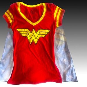 NWOT DC Comics Wonder Woman V-neck T-shirt w/removable Cape Womans Small
